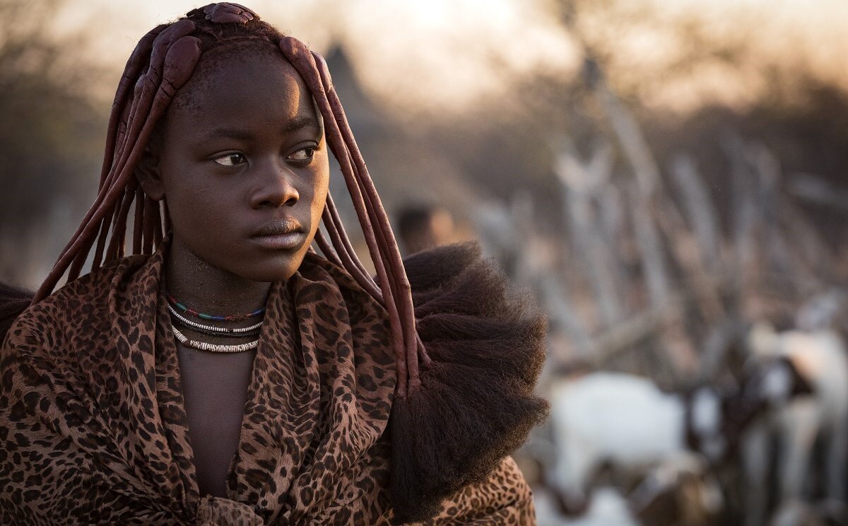 Народ Химба — это полукочевое племя на севере Намибии (Южная Африка). Их население составляет около 50 000 человек, и они ведут очень традиционный (племенной) образ жизни.-4