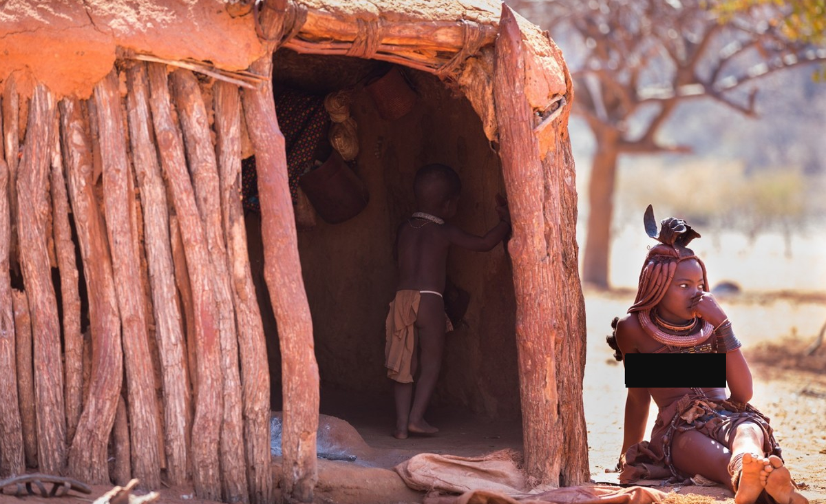 Народ Химба — это полукочевое племя на севере Намибии (Южная Африка). Их население составляет около 50 000 человек, и они ведут очень традиционный (племенной) образ жизни.-2
