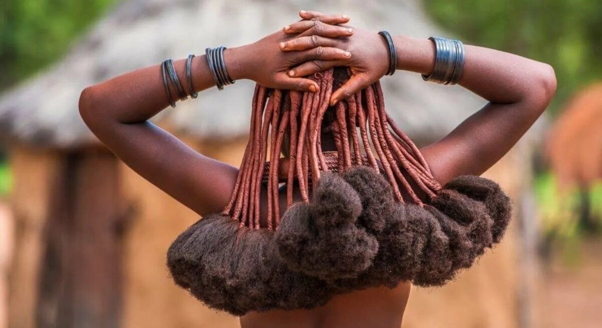 Народ Химба — это полукочевое племя на севере Намибии (Южная Африка). Их население составляет около 50 000 человек, и они ведут очень традиционный (племенной) образ жизни.-5