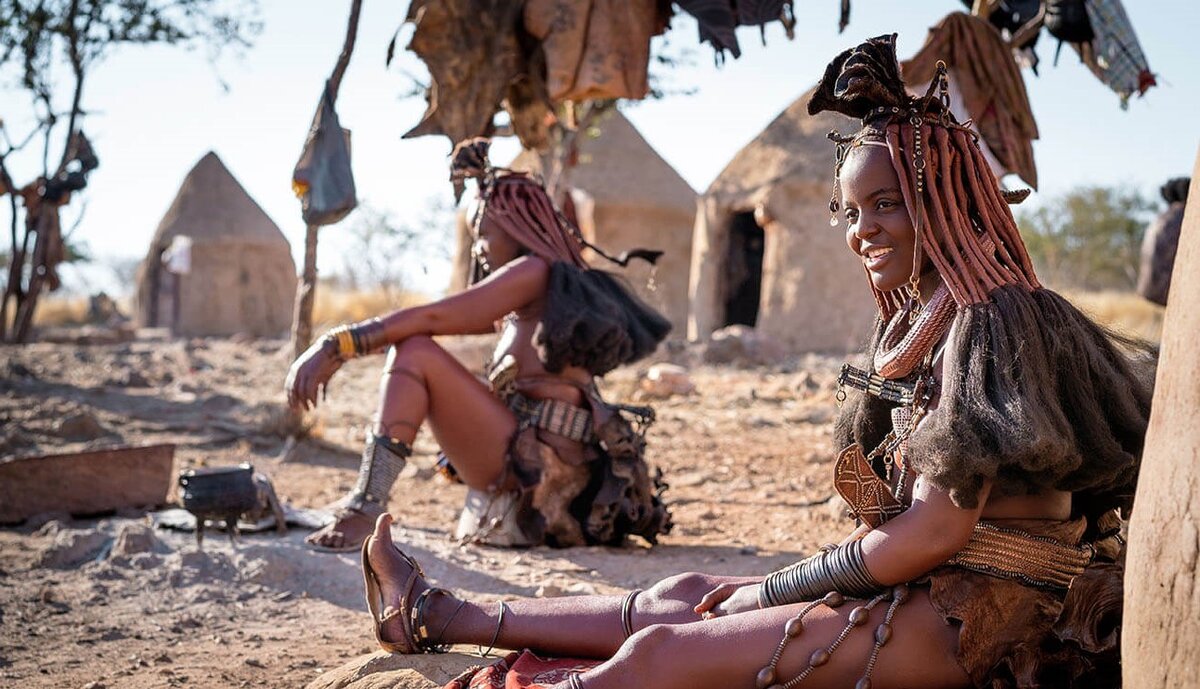 Народ Химба — это полукочевое племя на севере Намибии (Южная Африка). Их население составляет около 50 000 человек, и они ведут очень традиционный (племенной) образ жизни.-6