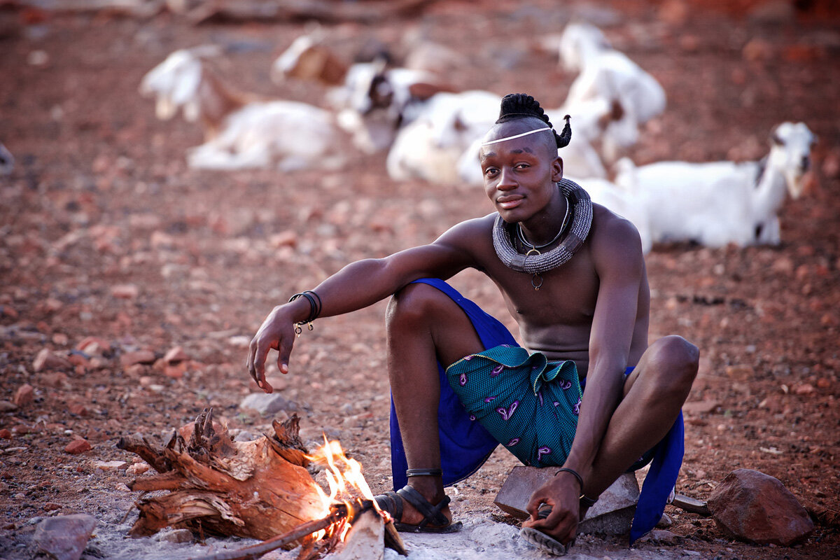 Народ Химба — это полукочевое племя на севере Намибии (Южная Африка). Их население составляет около 50 000 человек, и они ведут очень традиционный (племенной) образ жизни.-3