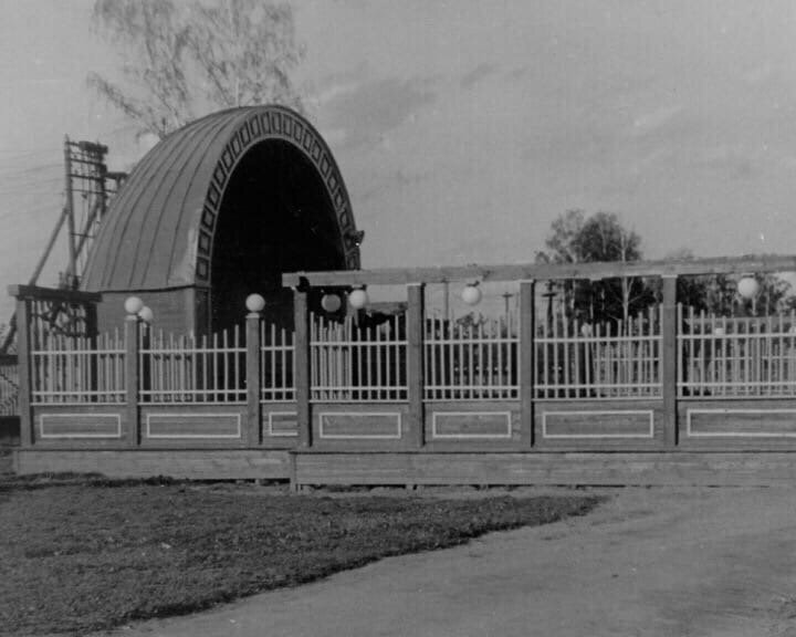 Здесь когда-то танцевала городская молодёжь под пение ансаблей, местных и приезжих