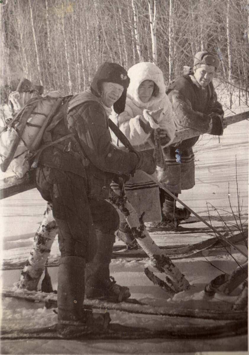 Рисунок №1. Фото с поисков 1959 года, архив Брусницына Вадима Дмитриевича. на переднем плане Пашин Иван Васильевич с кокардой лесного ведомства, манси Анямов Алексей Алексеевич, на заднем плане Чеглаков Алексей Семенович в мансийской одежде.