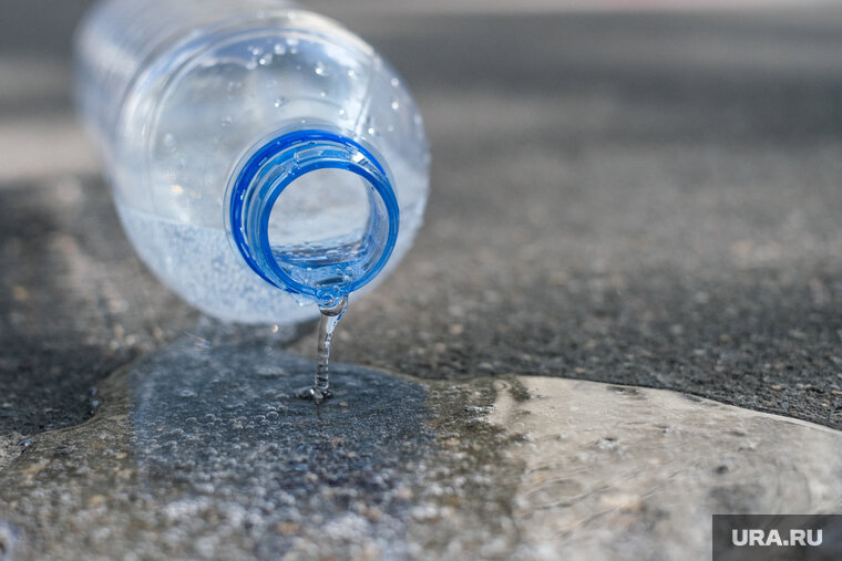    Брошенная в Милея бутылка в итоге попала в полицейского