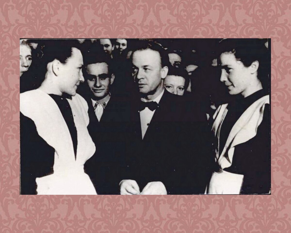 С.Я. Лемешев в окружении юных поклонников. Конец 1940-х гг.