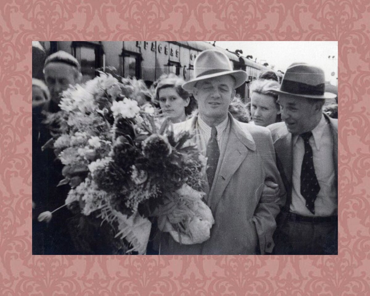 Поклонники встречают Лемешева на вокзале в Ленинграде. Начало 1950-х гг.