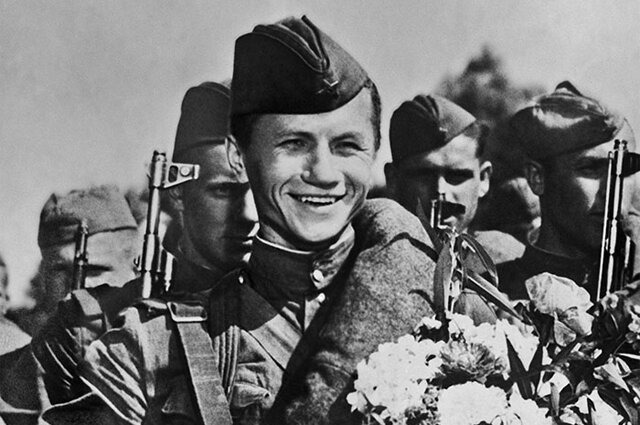   Леонид Быков в фильме «Максим Перепелица», 1955 г. Фото:  Кадр из фильма