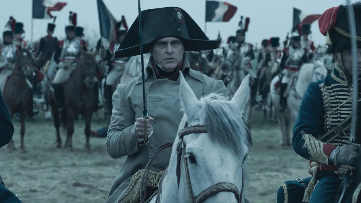 Кадр из фильма Ридли Скотта «Наполеон» (Napoleon, 2023). На самом деле, Наполеон никогда лично не участвовал в сражении после своей имперской коронации - и тем более не скакал на врага во время кавалерийских атак.