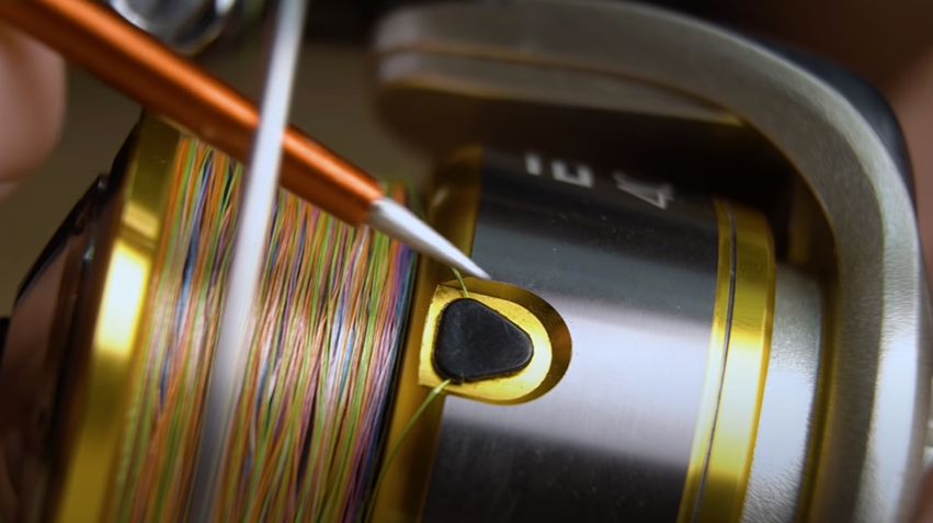 Самая частая — это чрезмерная нагрузка на шнур или мононить, возникающая в момент, когда леска на полной скорости резко останавливается на клипсе о край шпули