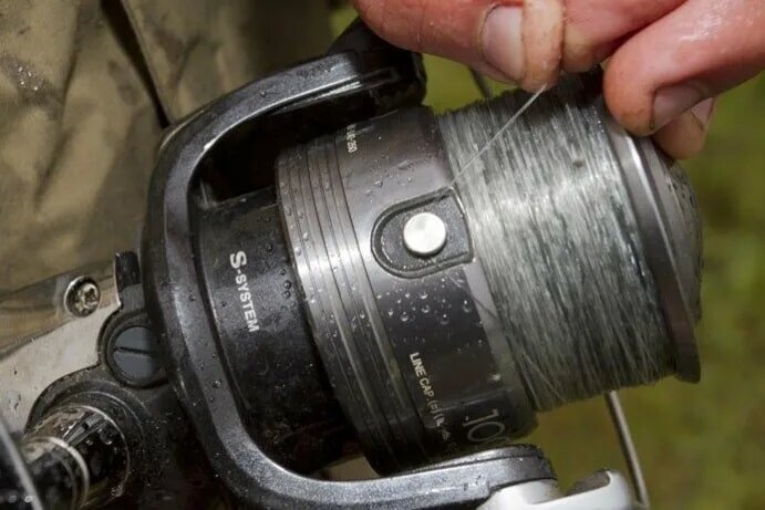 на некоторых катушках производитель уже начал делать тефлоновые или прорезиненные клипсы — это идеальный вариант, если позволяет бюджет