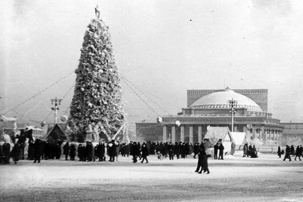 Новосибирск, 1962 год. Главная ёлка на площади. Фото bsk.nios.ru