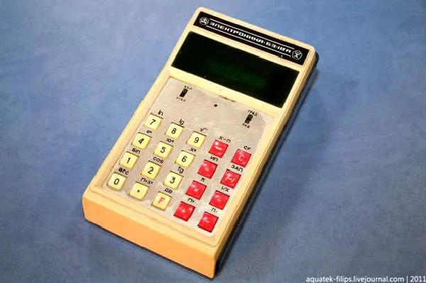 У кого был похожий калькулятор? На фото Электроника Б3-18 А - первый отечественный инженерный микрокалькулятор. Выпускался с 1976 года. Фото ntlink.ru