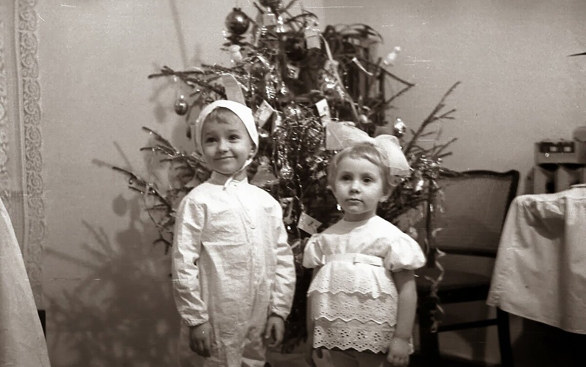 До середины 30-х годов Новый год в Советском Союзе считался буржуазным пережитком. Он не то чтобы был под запретом, но и не поощрялся особо.-7