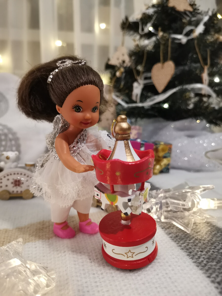 Стоило им прийти в студию, она сразу побежала рассматривать игрушки