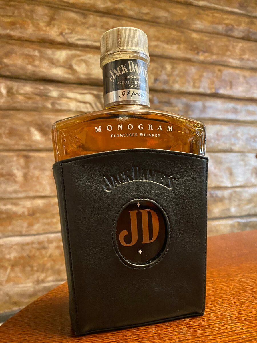 Бутылка Jack Daniels спереди