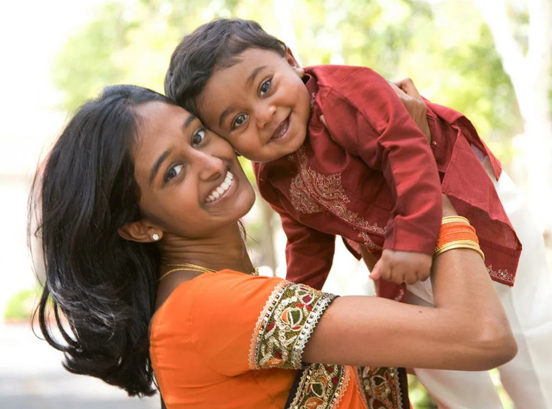 Святой дочь индийский. Индийская женщина с ребенком. Индийская мама с ребенком. Красивые люди Индии. Современные индусы.