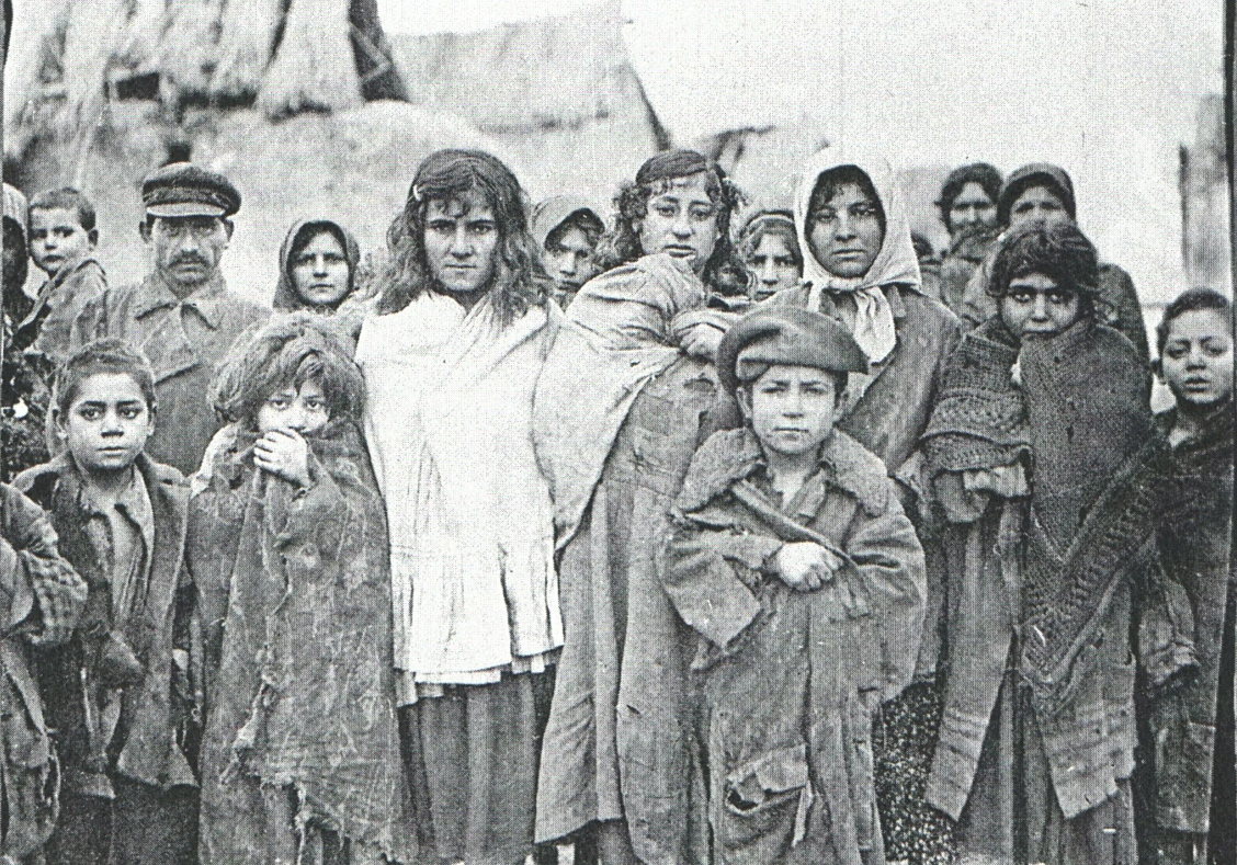 Параимос холокост цыган. Расстрелянные цыгане. Немецкие солдаты расстреливают. Немцы расстреливают цыган. Варшавское гетто убийство евреев.