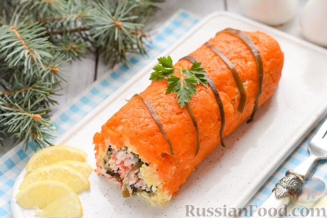 картофель, морковь, крабовые палочки, капуста морская, лук репчатый, яйца, майонез, соль, перец чёрный молотый, лимон