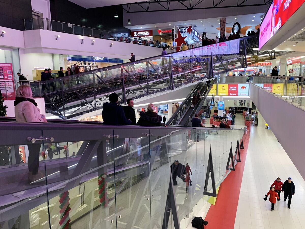    Посетители в торговом центре© РИА Новости / Наталья Селиверстова