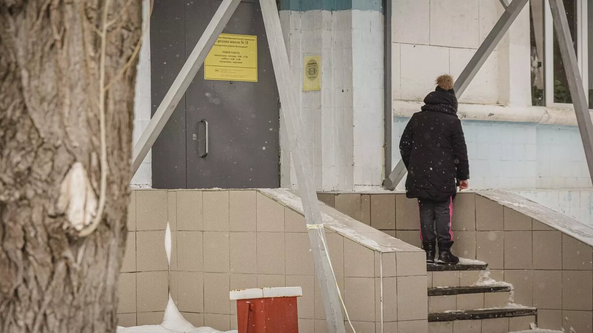     Занятия в школах ХМАО опять отменяют из-за низких температур. В городах в школу не пошла первая смена.