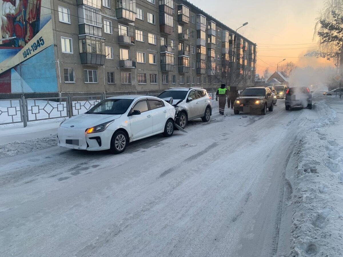 Двое пострадали в тройном ДТП в Бердске на улице Островского | Бердск-Онлайн  СМИ | Дзен