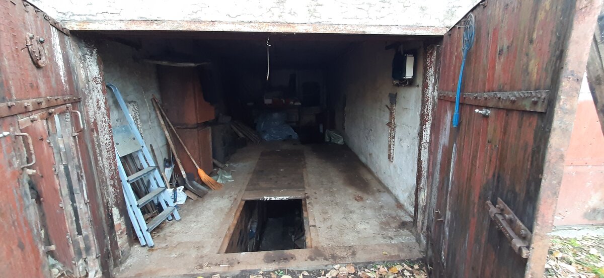 Уже большая часть хлама вывезена.