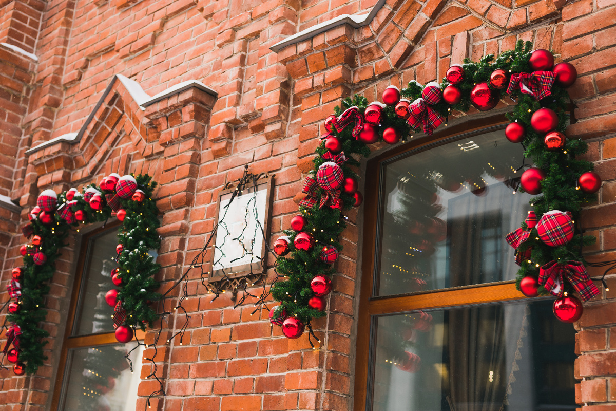 Вариант новогоднего декора фасада дома