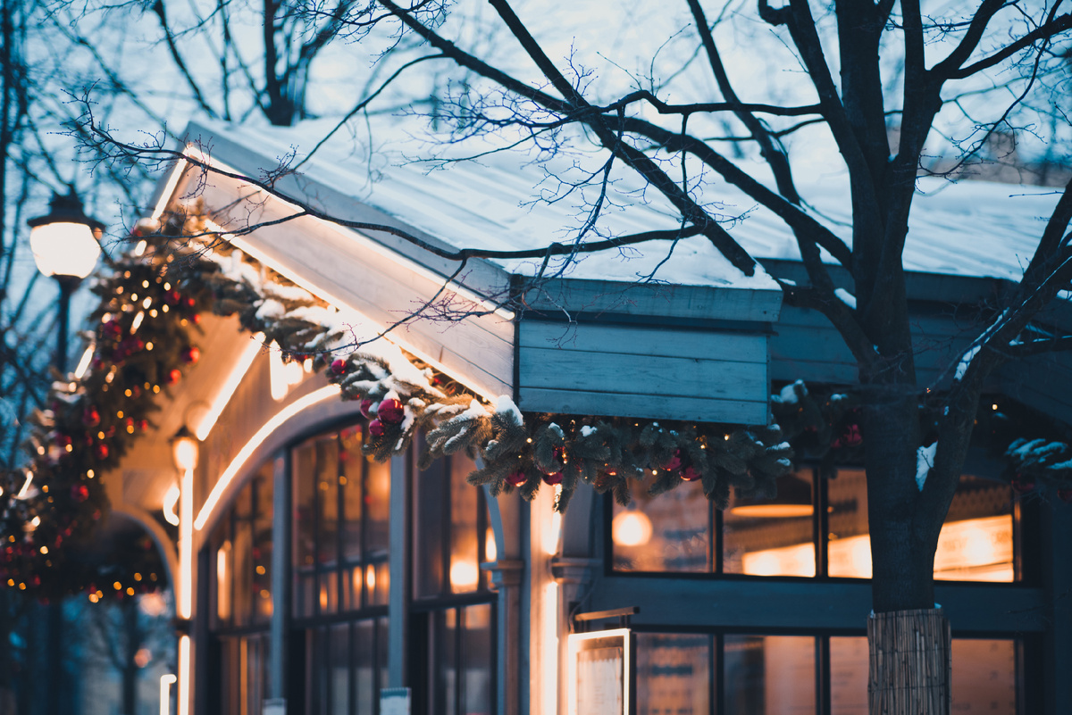 Украшение фасада дома новогодними гирляндами