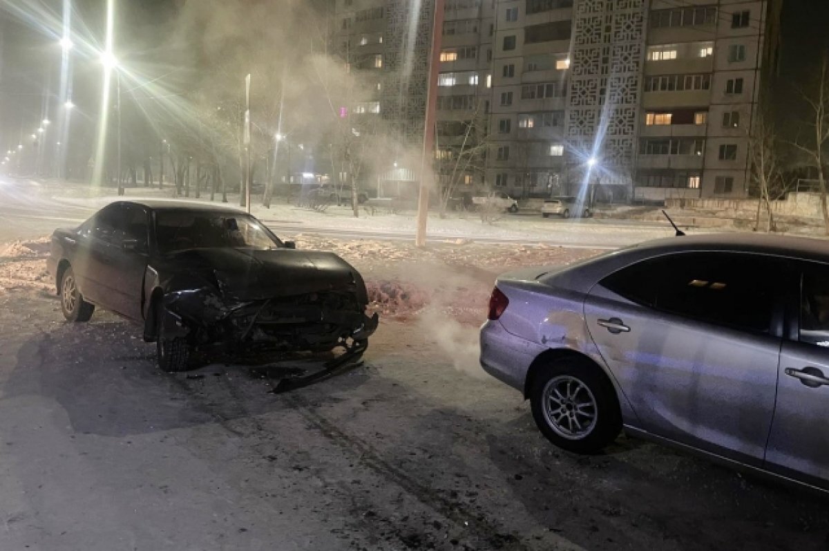    Водитель протаранил автомобиль и влетел в стену дома в Улан-Удэ