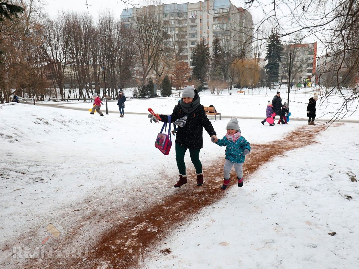 В гололедицу дороги посыпают песком величину какой. Дорожка посыпанная песком. Посыпка дорожек от гололеда. Гололед посыпают песком. Посыпание дороги песком.