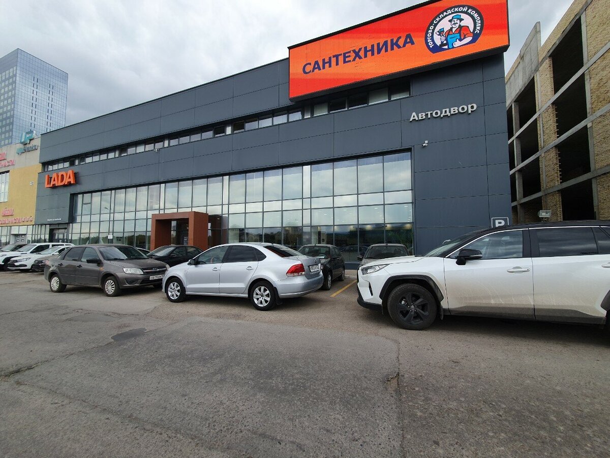 В здании на Луганской дом 1 в Уфе, сейчас находится автосалон Бм авто.