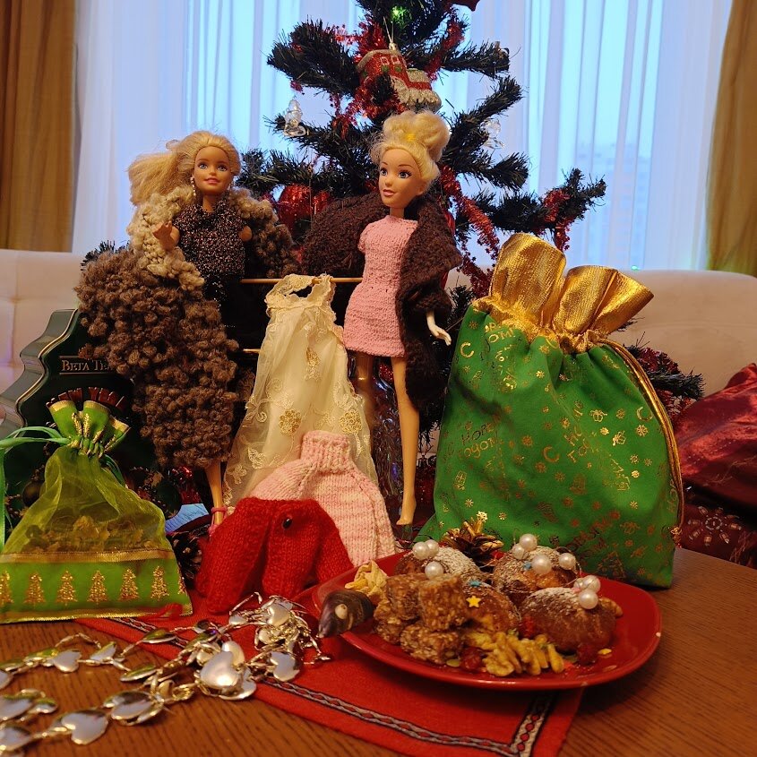 Печенье, конфеты из сухофруктов, одежда для Барби. Фото автора 