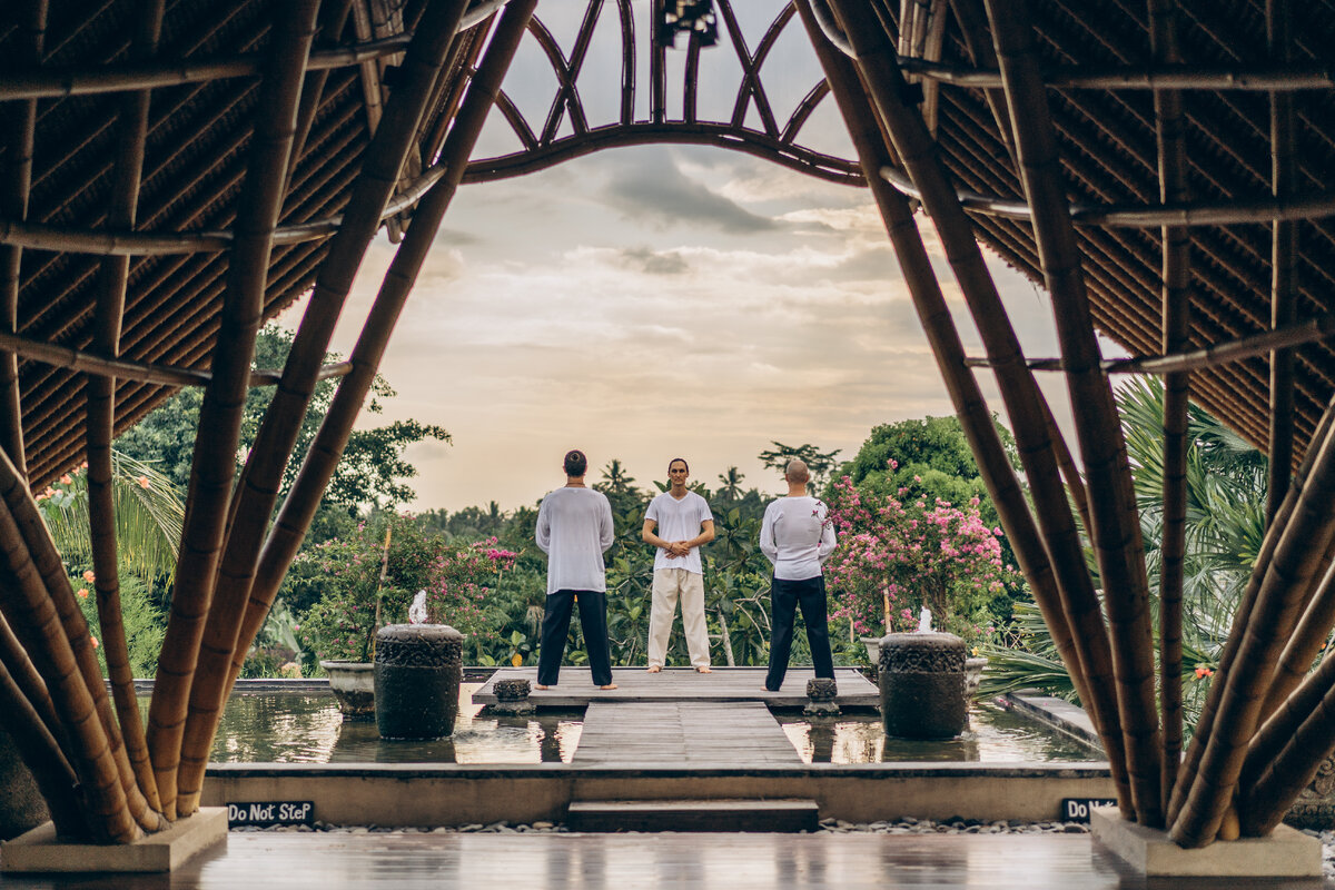 На фотографии Амаранатха — автор системы «Энергетический Силовик», с учениками