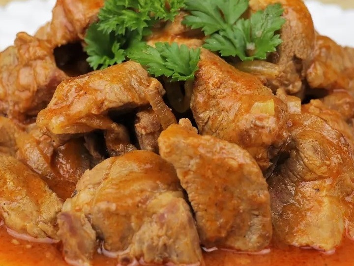Гуляш из свинины: нежное мясо в невероятно вкусной подливе