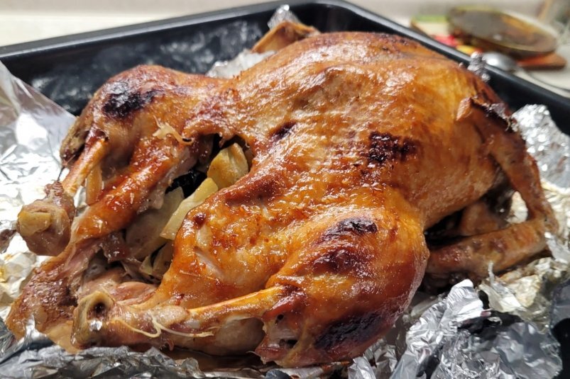 Рецепт праздничного, но очень простого и очень вкусного блюда Печеная птица, в нашем случае — утка, является отличным выбором для того, чтобы вкусно, сытно и без лишних хлопот накормить в новогоднюю