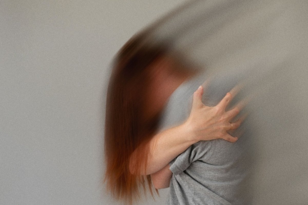    Женщина умоляла мужа успокоиться.