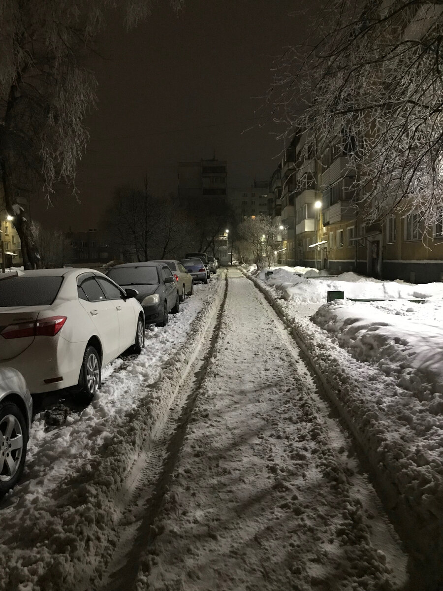 Русская дорога… Утро сегодня во дворах. Плоскодонкам европейским буксовать.