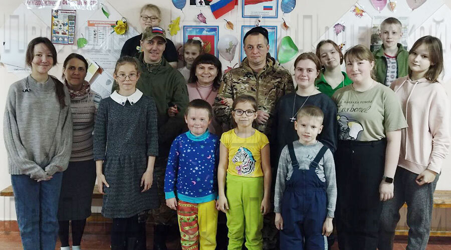Одна из встреч девчонок с бойцами Российской армии. На одном снимке весь швейбат и те, для кого они стараются
