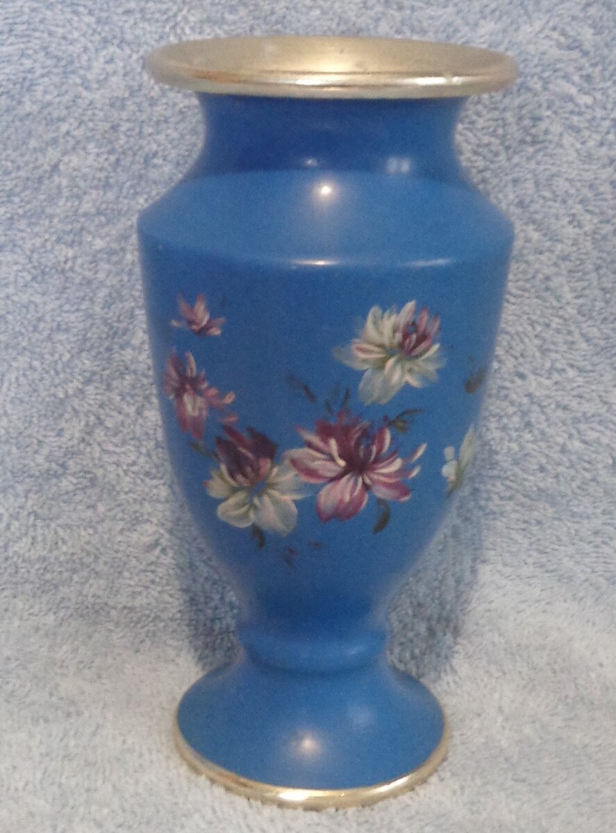 Фото автора. Роспись вазочки с одной стороны.