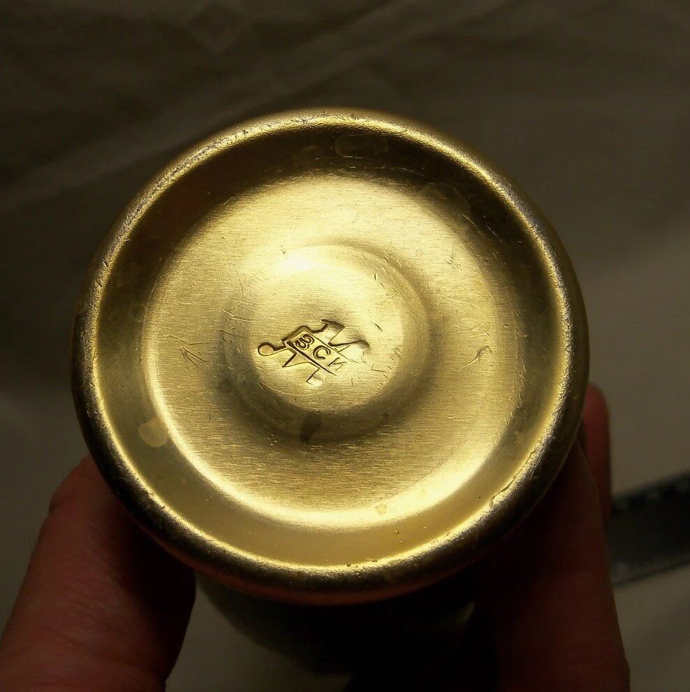 Клеймо на голубой вазочке.