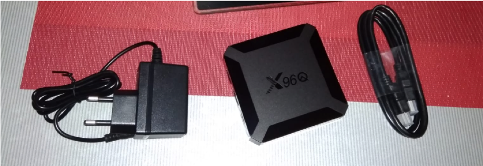 Приставка очень компактная, смотрите, она чуть больше блока питания.