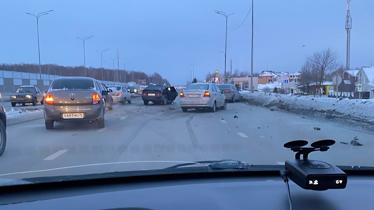     В Казани сегодня утром, 12 декабря, на улице Залесной образовалась пробка, протяженность которой превысила 2,6 километра. Очевидцы в соцсетях называют причиной массовое ДТП. Соответствующая публикация появилась в Telegram-канале «Казань на максималках».