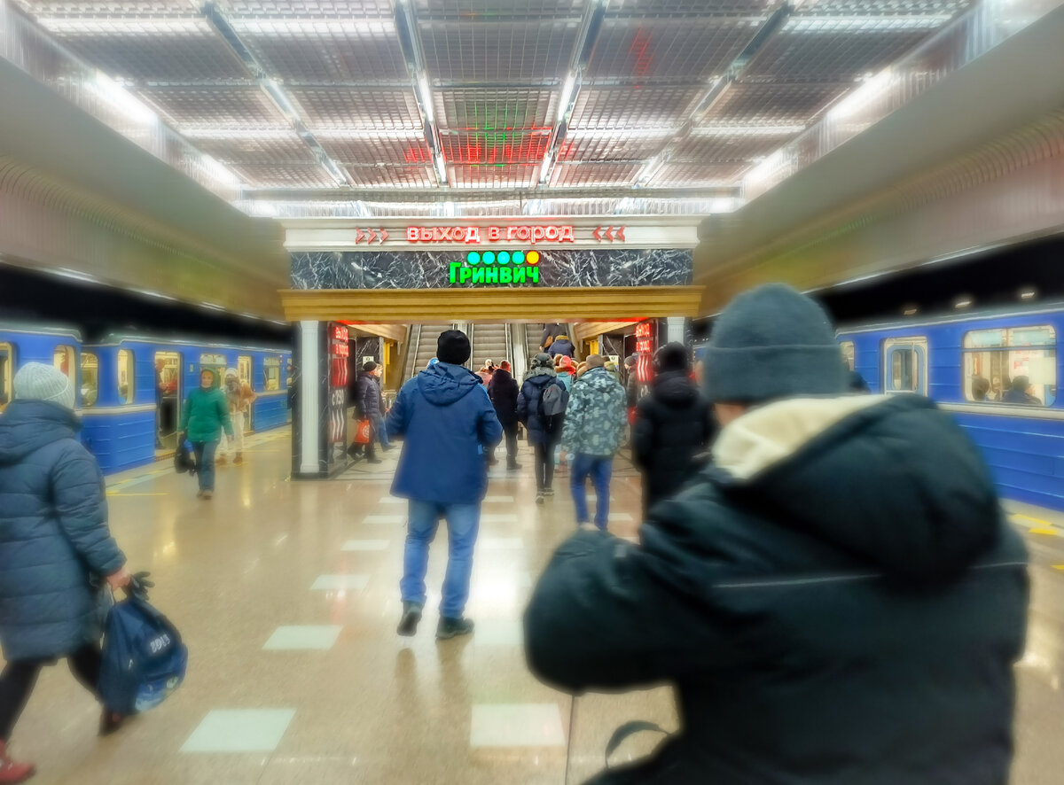 Станция метро "Геологическая", г.Екатеринбург, вход в ТРЦ "Гринвич"