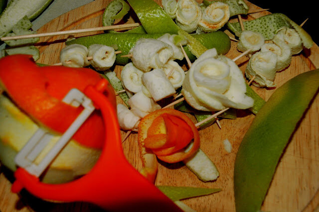 Цветы для новогоднего букета из цитрусовых . Фото: автора