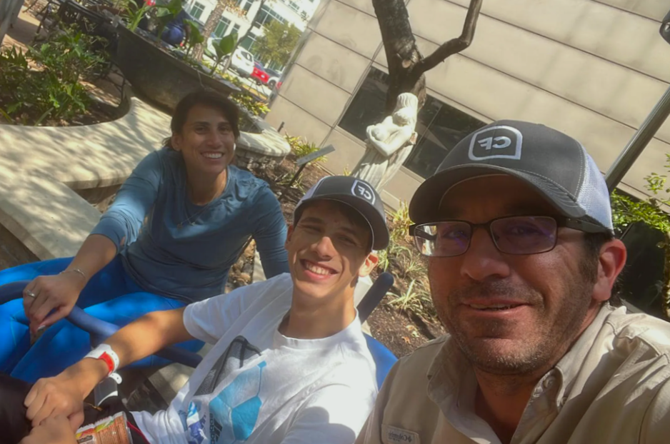 Габриэль с родителями во время курса восстановления