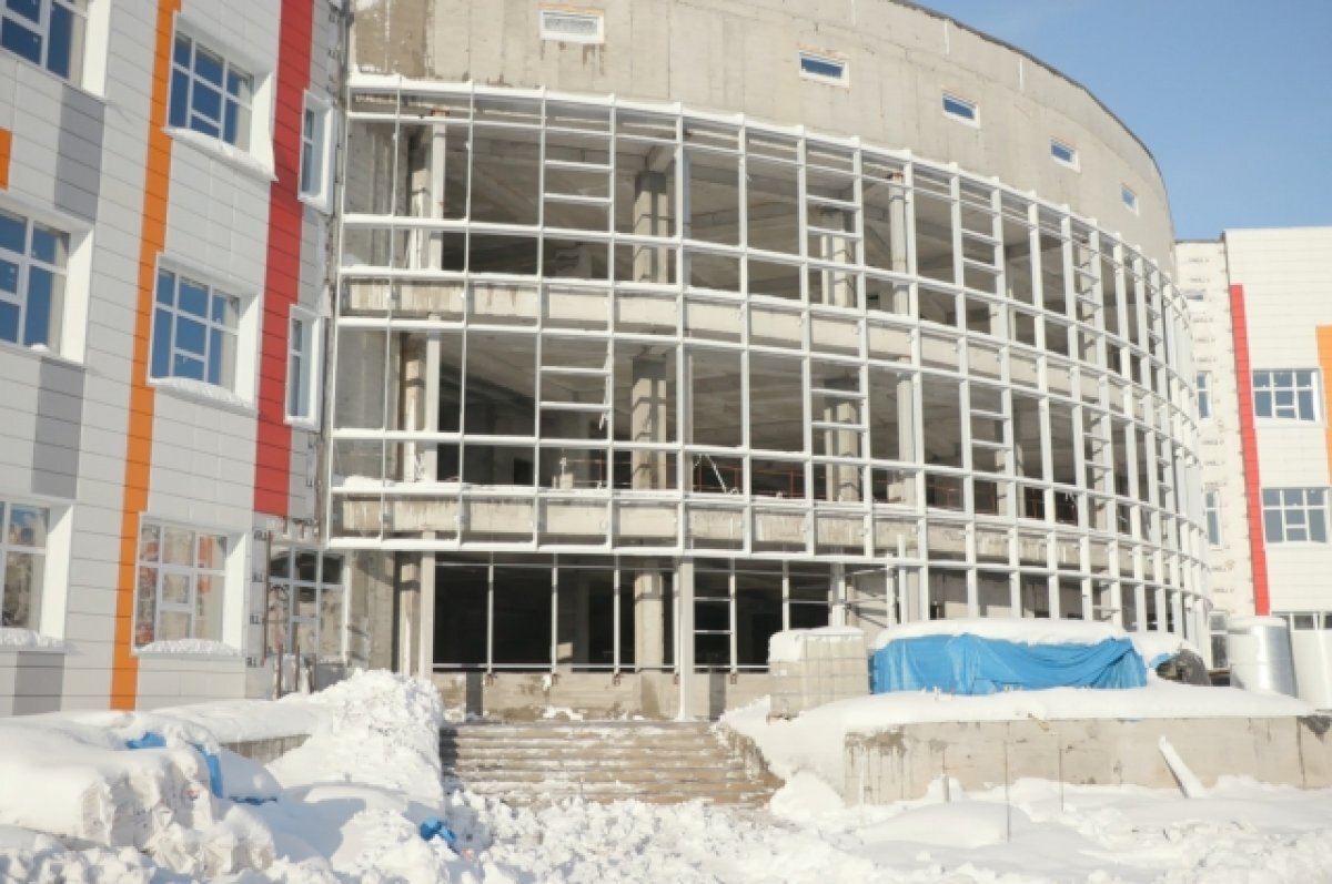    В новом корпусе школы №40 в столице Камчатки начали монтаж витражей