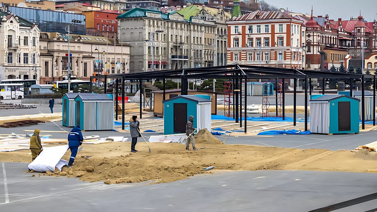     На центральной площади дальневосточной столицы в эти дни кипит работа. Там возводят главный новогодний городок, который станет настоящей сказкой для жителей и гостей Владивостока. Его созданием занимается Туристско-информационный центр Приморского края.
