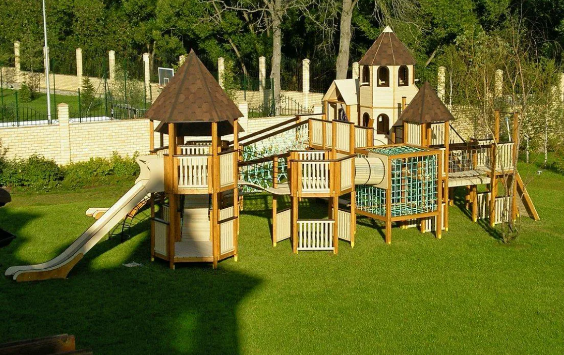 Детские площадки и домики для сада (идеи + фото)