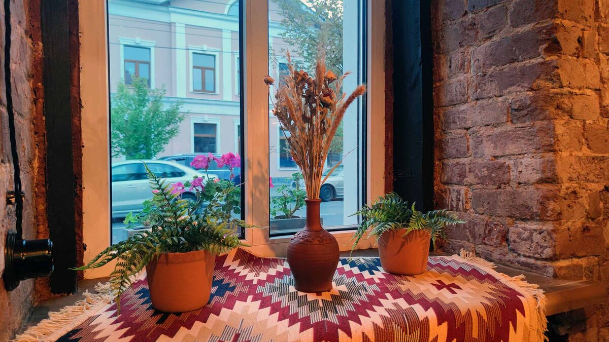 Вид из окна первого этажа "Сациви".