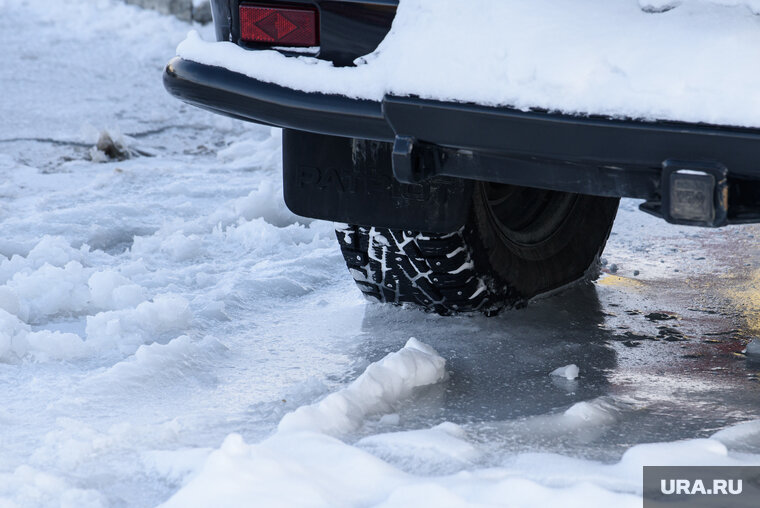    Сейчас территория около здания на Пермской, 38 покрыто льдом